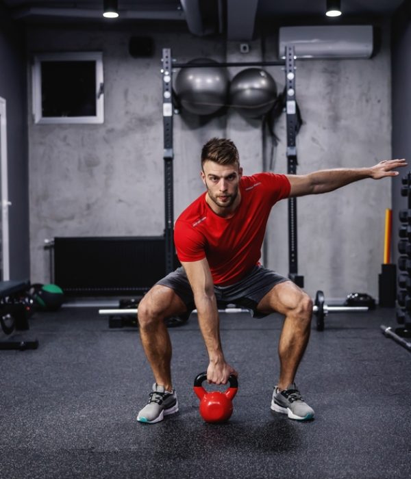 A,Muscular,Sportsman,Lifting,Kettle,Bell,In,A,Gym.